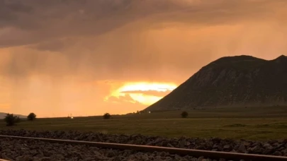 Bitlis'in Tatvan ilçesinde gökyüzü kızıla büründü