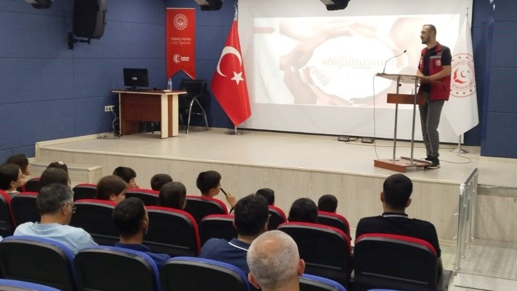 Muş'ta Aile Yılı çerçevesinde öğrencilere aile ve sosyal hizmetler konferansı verildi