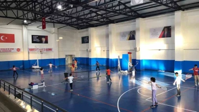 Muş'un Varto ilçesinde kort tenisi kursuna yoğun ilgi