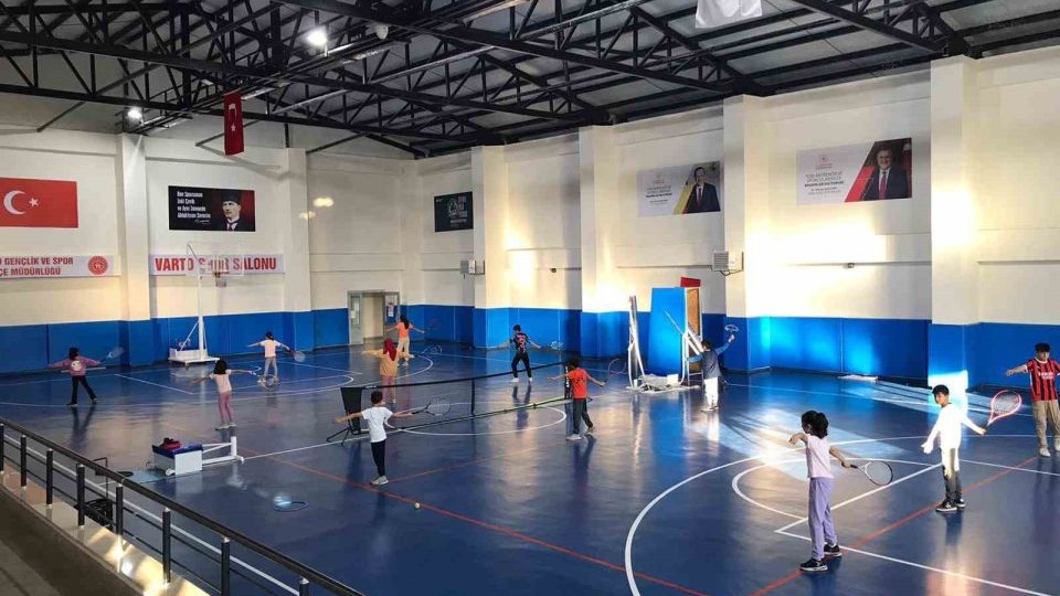 Muş'un Varto ilçesinde kort tenisi kursuna yoğun ilgi