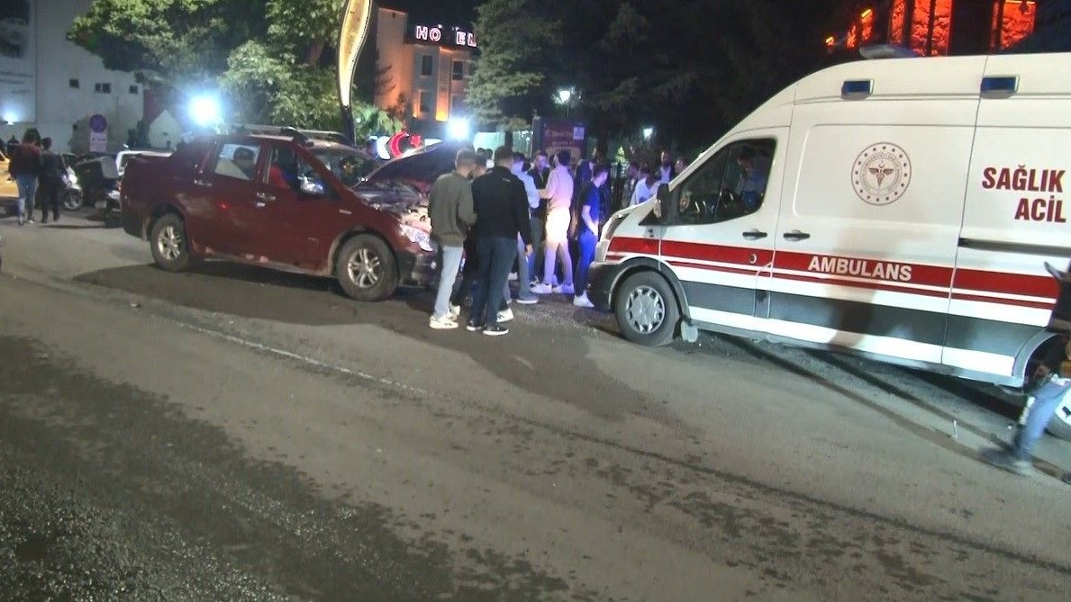 4 araçlı zincirleme trafik kazası: 4 yaralı