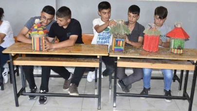 Bitlis'te öğrenciler atık su bidonlarından kuş yuvası yapıp millet bahçesine astı