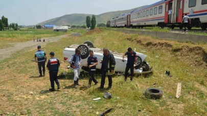 Muş’ta tren hemzamin geçitte otomobile çarptı: 1 yaralı