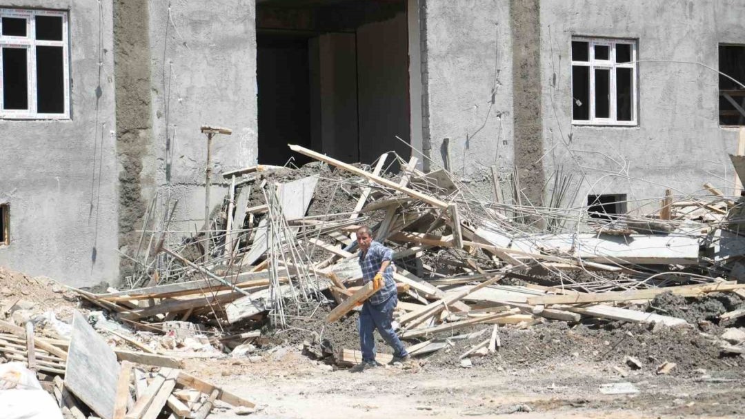 Sundurma çöktü, 2 işçi yaralı