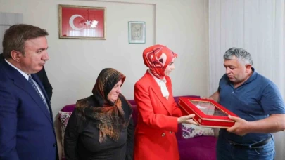 Bakan Mahinur Göktaş’tan şehit ailesine ziyaret