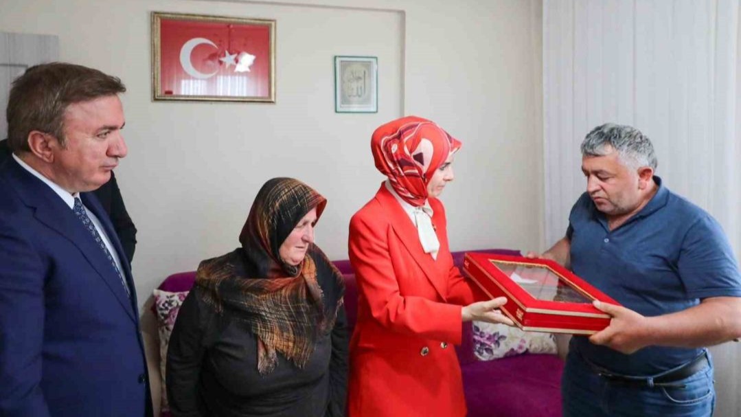 Bakan Mahinur Göktaş’tan şehit ailesine ziyaret