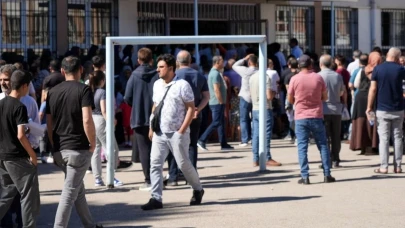 LGS heyecanı ; oğrenciler sınavda veliler dışarıda ter döktü