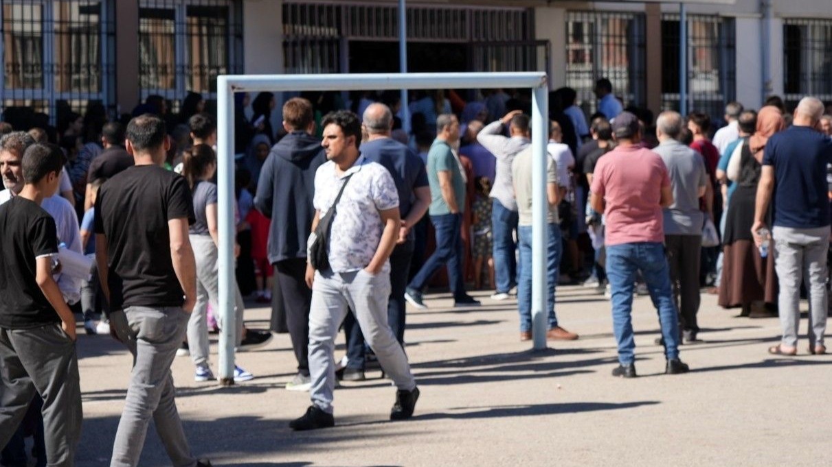 LGS heyecanı ; oğrenciler sınavda veliler dışarıda ter döktü