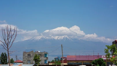 Ağrı Dağı’nın Zirvesindeki Manzara Büyülüyor