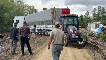 Çamura saplanan tır köylülerin yardımıyla kurtarıldı