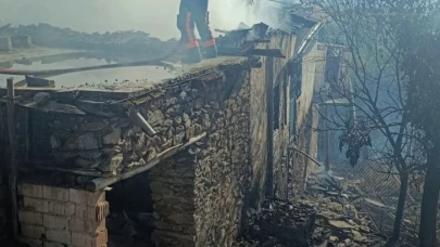 Örtü yangını: 2 ev küle döndü
