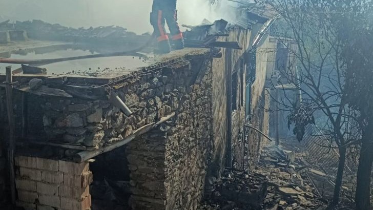 Örtü yangını: 2 ev küle döndü
