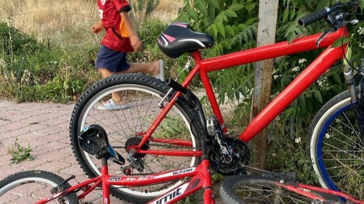 Kontrolden çıkan araç çocukların arasına daldı: 3 yaralı