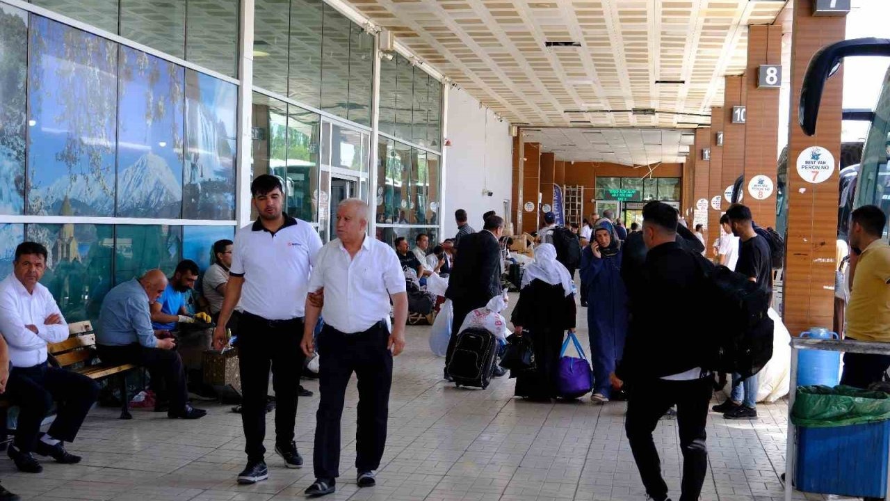 Van’daki İranlılar: "Biz harp var diye kaçmıyoruz"