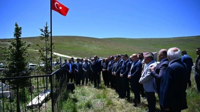Erzurum'da Vali  ve Belediye Başkanı, mevlit programına katıldı