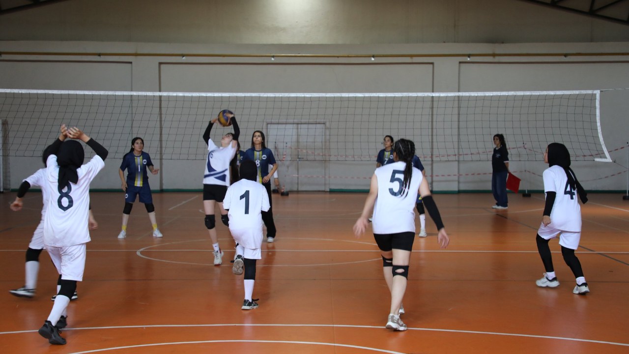 Ağrı’da Kız Sporcular Sahada Parladı