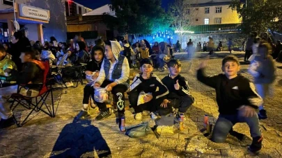 Karslı öğrenciler aileleri ile birlikte açık hava sinemasında