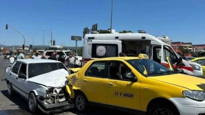 İki aracın karıştığı trafik kazasında 2 kişi yaralandı