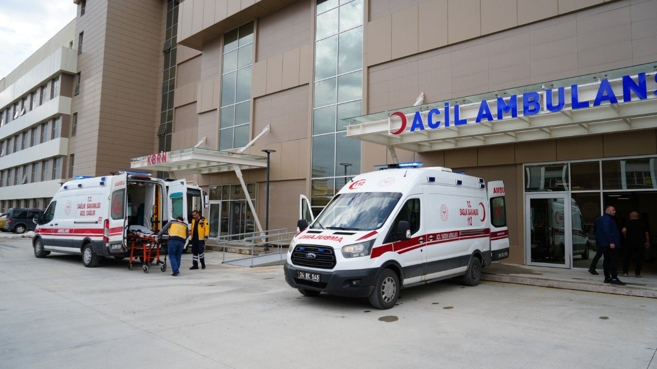 Hafif ticari araç devrildi 4 yaralı