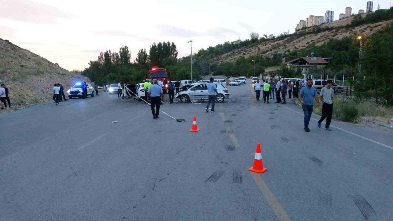 İki otomobil kafa kafaya çarpıştı, 11 kişi yaralandı