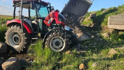 Traktör devrildi, 2 kişi azdaha canından oluyordu