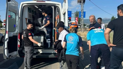 Araç Elektrik Direğine Çarptı; Yaralılar Var