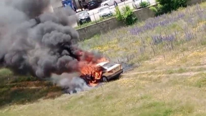 Erzurum'da park halindeki araç bir anda alev topuna döndü