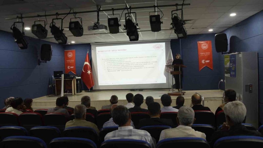 Muş’ta muhtarlara "Koruyucu Aile Olmak" eğitimi verildi
