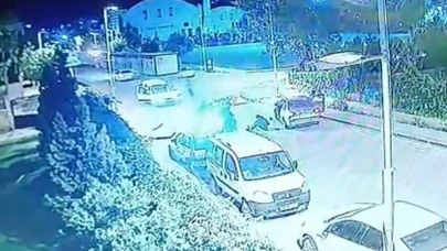 Motosiklet otomobilin altına girdi:1 yaralı