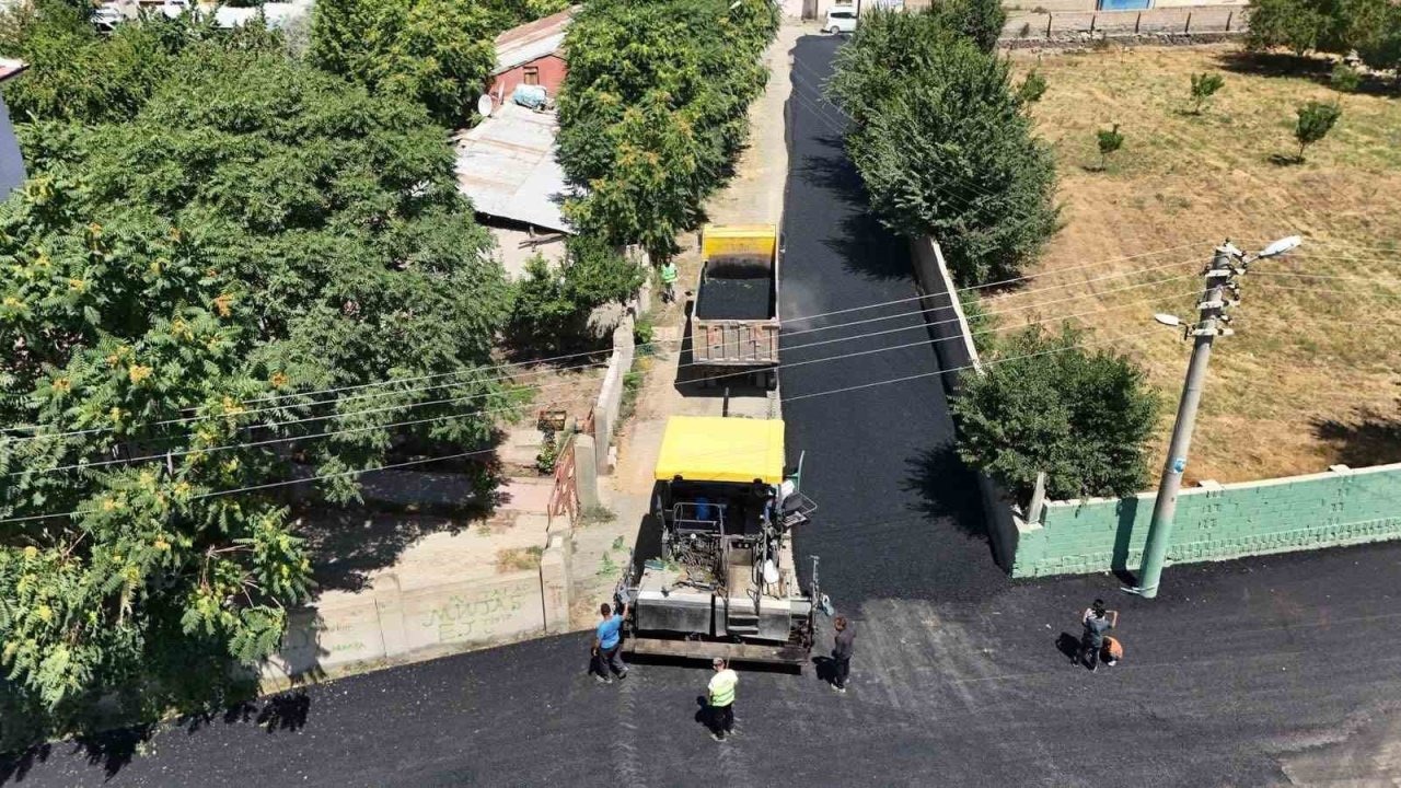Iğdır'da asfaltlama çalışmalarına devam ediyor