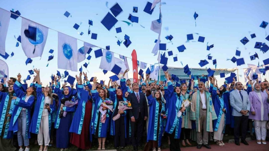 Yüzüncü Yıl Üniversitesinde mezuniyet coşkusu