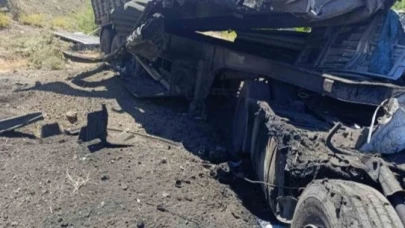 Bingöl’de demir tozu taşıyan tır devrildi: 1 ölü