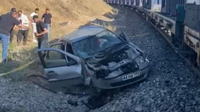 Malatya’da yük treni hemzemin geçitte otomobile çarptı: 5 yaralı