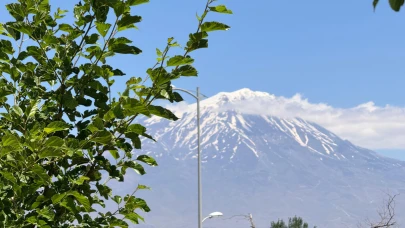 Ağrı Dağı’nda Yeşil ve Beyazın Büyüleyici Uyumu