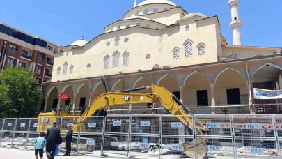 Van’da Hazreti Ömer Camii yeniden yapılıyor: Otopark alanı geçici mescit oldu