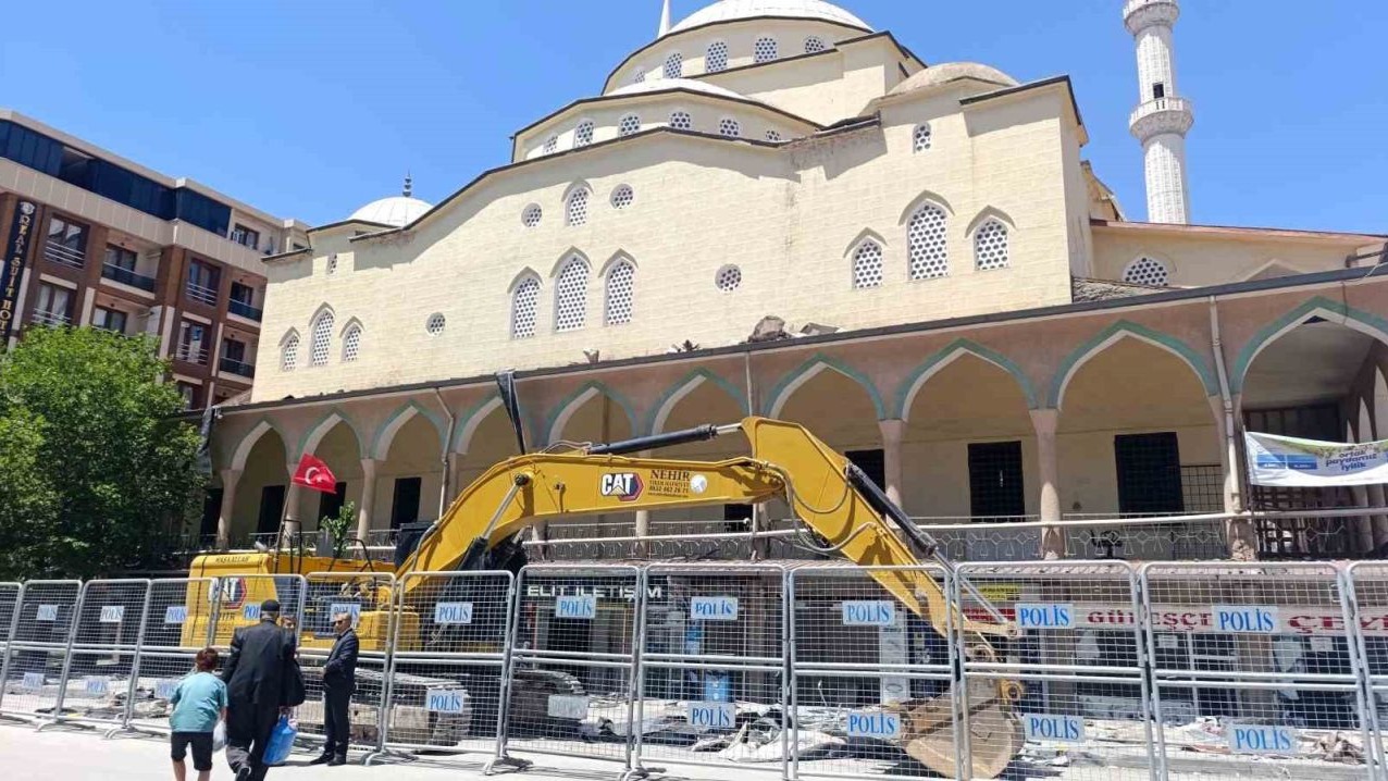 Van’da Hazreti Ömer Camii yeniden yapılıyor: Otopark alanı geçici mescit oldu