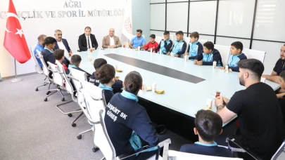 Ağrı’nın Şampiyon Güreşçileri İl Müdürü’nü Ziyaret Etti