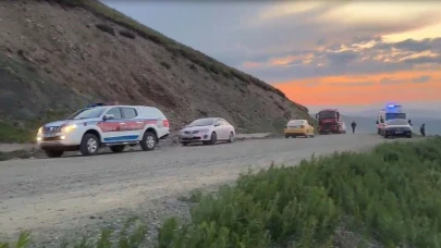 Direksiyon Hakimiyetini Kaybeden Sürücü Uçuruma Uçtu: 2 yaralı