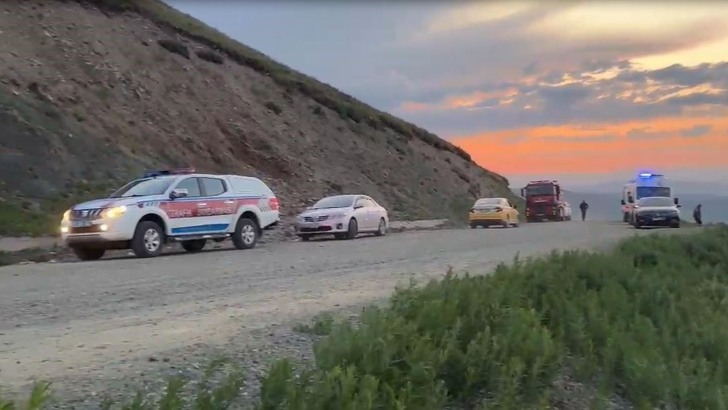 Direksiyon Hakimiyetini Kaybeden Sürücü Uçuruma Uçtu: 2 yaralı