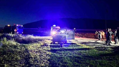 İki aracın karıştığı trafik kazasında 2 kiş ölüdü, 1 kişi yaralandı