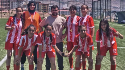 Ağrı’nın Kız Futbol Takımı Elazığ’da Şampiyon Oldu