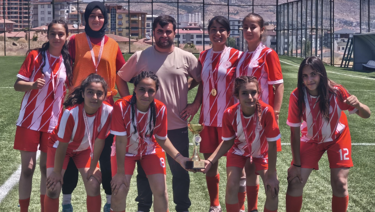 Ağrı’nın Kız Futbol Takımı Elazığ’da Şampiyon Oldu