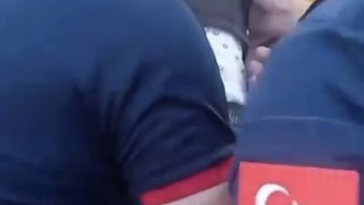 Muş'ta salıncakta sıkışan çocuğu itfaiyeciler kurtardı