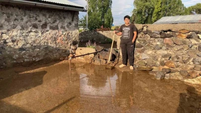 Şiddetli sağanak ahırları ve ekili alanları sular altında bıraktı