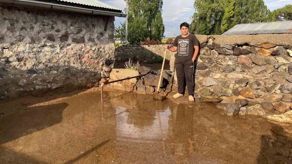 Şiddetli sağanak ahırları ve ekili alanları sular altında bıraktı