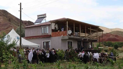 Oltu'da göçük altına kalarak hayatını kaybeden 3 işçi gözyaşları arasında toprağa veriliyor