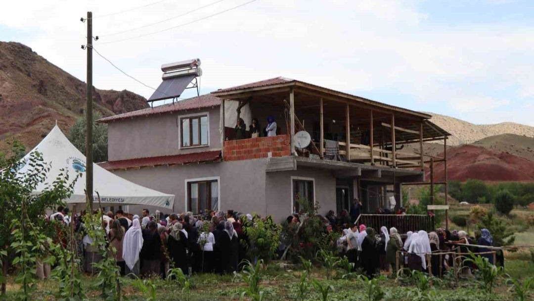 Oltu'da göçük altına kalarak hayatını kaybeden 3 işçi gözyaşları arasında toprağa veriliyor