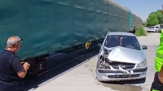 Tren hemzemin geçitte otomobile çarptı: 1 hafif yaralı