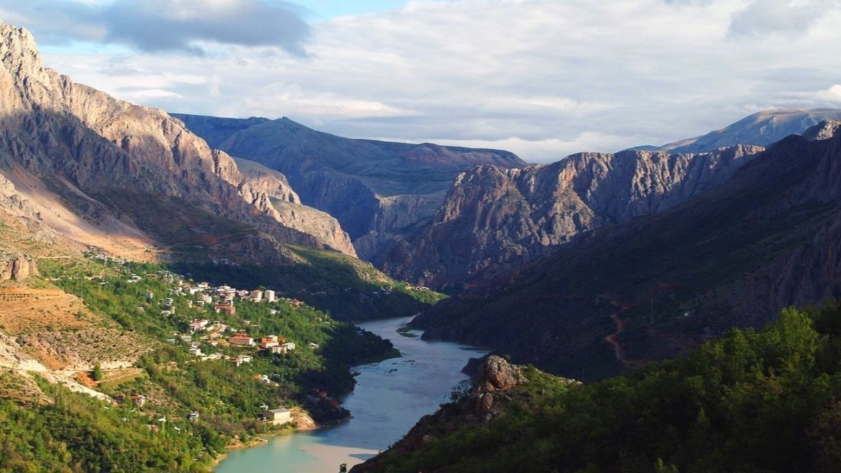 Erzincan'da kayalığa yapılan ev görenleri şaşırtıyor; 96 basamakla çıkılıyor