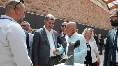 80 sanatçı ve eserlerini tarihi yapıda sergiledi